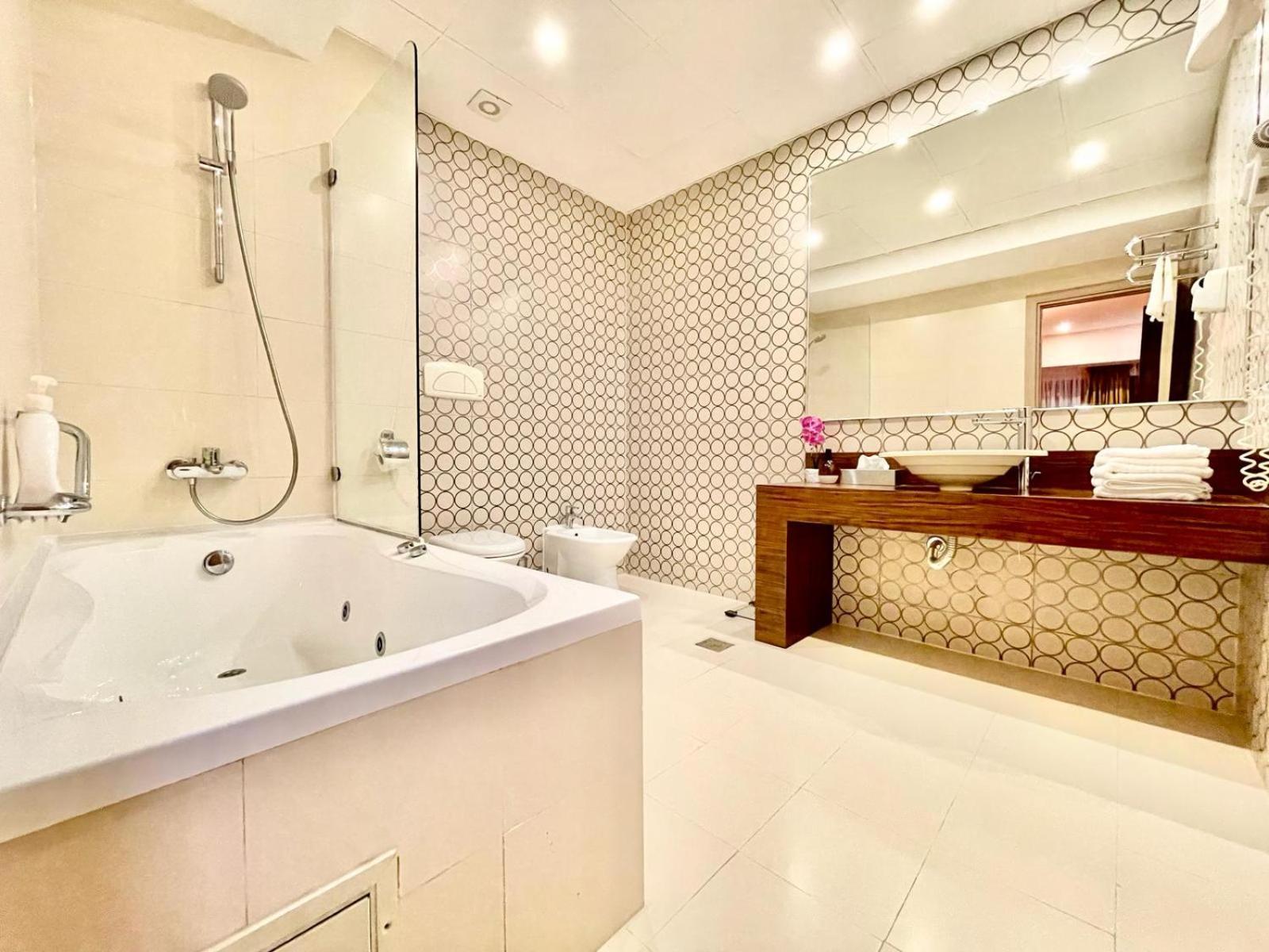 Royal Studio Apartment With A Perfect View - Yamaluxe Βουκουρέστι Εξωτερικό φωτογραφία